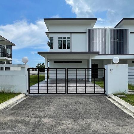 Desaru Arcadia Villa With Pool Table, Outdoor Bbq, Indoor Steamboat By Beestay Kangkar Chemaran Kültér fotó