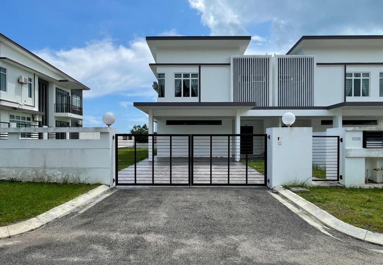 Desaru Arcadia Villa With Pool Table, Outdoor Bbq, Indoor Steamboat By Beestay Kangkar Chemaran Kültér fotó